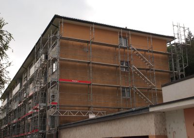 Montage des échafaudages sur un immeuble à Lucens