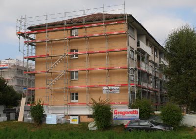 Montage des échafaudages sur un immeuble à Lucens