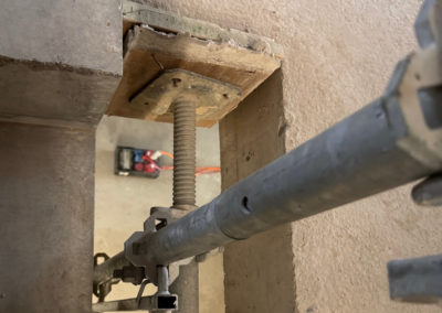 Détail d'échafaudages et de verrin sur escalier