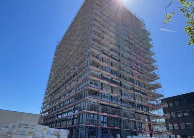 Hôtel Marly ensoleillé en travaux et ses échafaudages