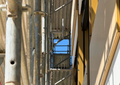 MIC avec échafaudages sur le bâtiment d'hôtel
