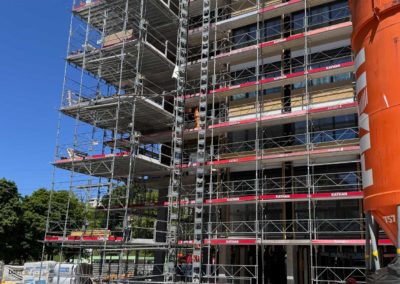 MIC avec échafaudages en plein chantier et son ouvrier