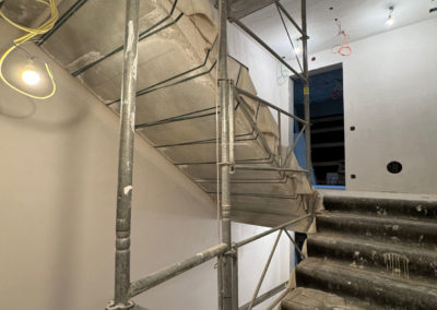 MIC vue sur les escaliers et luminaires avec les échafaudages