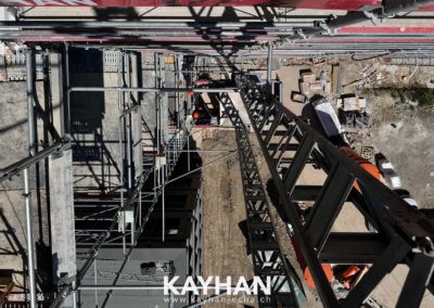 MIC avec vue sur le monte-charge du chantier avec ses ouvriers