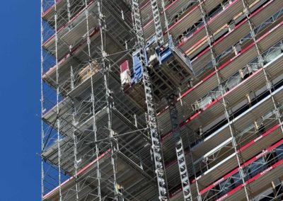 MIC vue de bas du monte-charge avec les travaux de l'hôtel