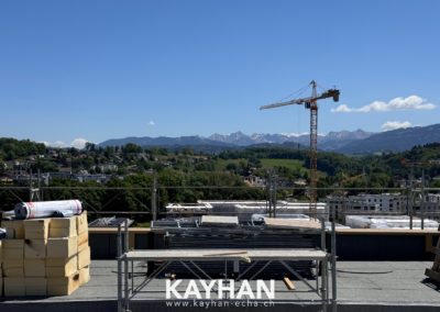 MIC sur le toit en travaux avec vue sur la montagne et la forêt