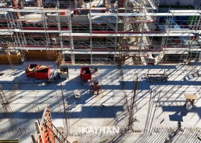 Dalle et échafaudages en chantier avec kayhan